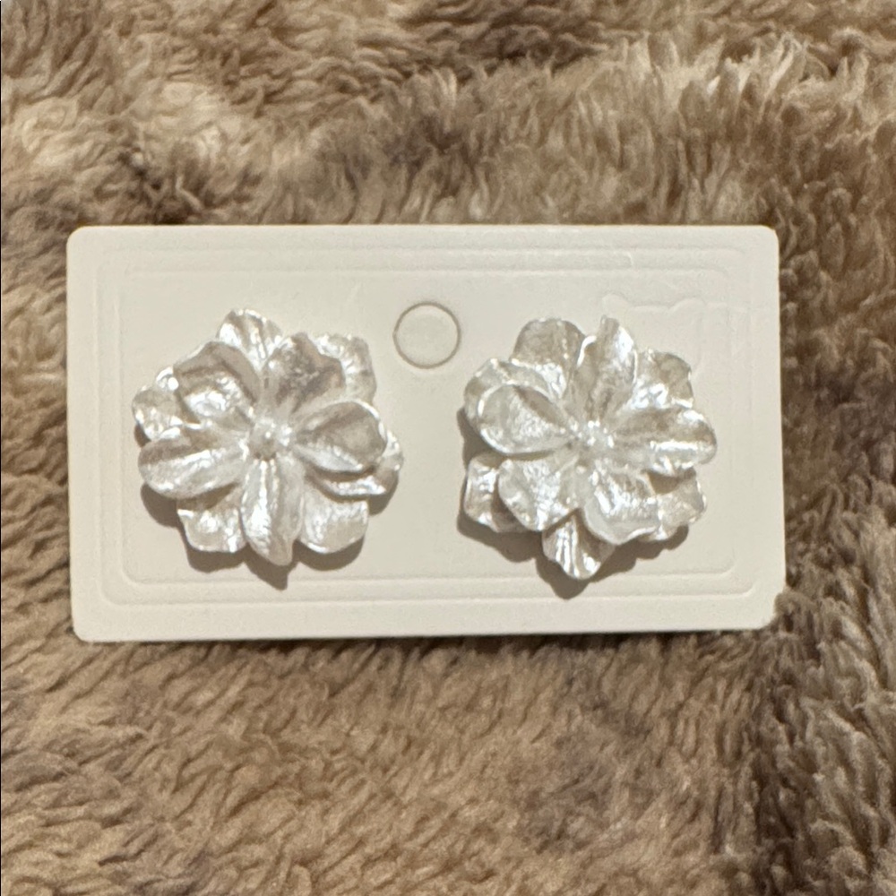 White Winter Fresh Flowers Floral pearlized Earrings
